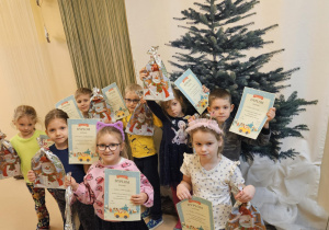 Na zdjęciu widać dzieci z dyplomami.