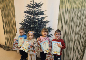 Na zdjęciu widać dzieci z dyplomami.