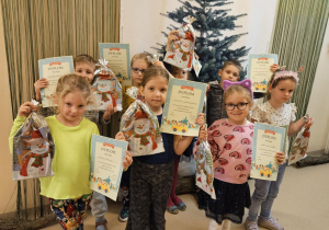 Na zdjęciu widać dzieci z dyplomami.