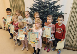 Na zdjęciu widać dzieci z dyplomami.