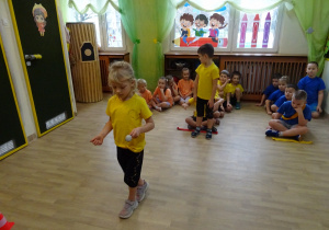 Na zdjęciu widać dzieci na turnieju sportowym.