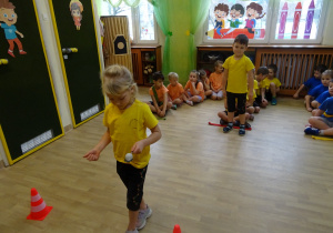 Na zdjęciu widać dzieci na turnieju sportowym.