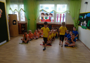 Na zdjęciu widać dzieci na turnieju sportowym.