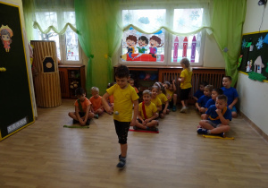 Na zdjęciu widać dzieci na turnieju sportowym.