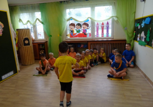 Na zdjęciu widać dzieci na turnieju sportowym.