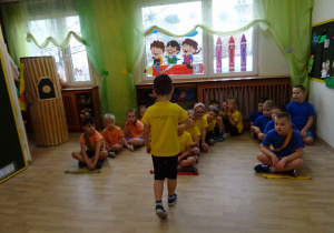 Na zdjęciu widać dzieci na turnieju sportowym.