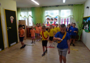 Na zdjęciu widać dzieci na turnieju sportowym.