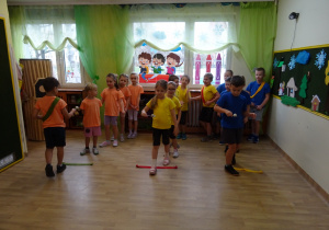 Na zdjęciu widać dzieci na turnieju sportowym.