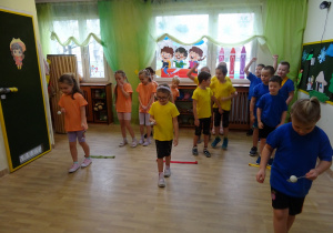 Na zdjęciu widać dzieci na turnieju sportowym.