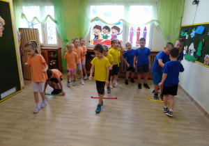 Na zdjęciu widać dzieci na turnieju sportowym.