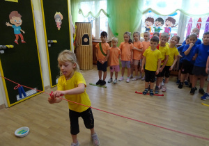 Na zdjęciu widać dzieci na turnieju sportowym.