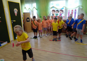 Na zdjęciu widać dzieci na turnieju sportowym.