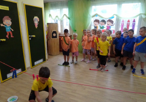 Na zdjęciu widać dzieci na turnieju sportowym.