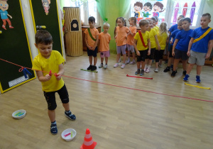 Na zdjęciu widać dzieci na turnieju sportowym.