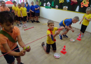 Na zdjęciu widać dzieci na turnieju sportowym.