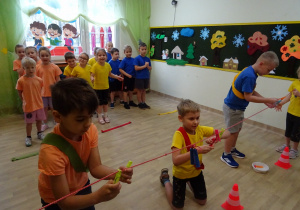 Na zdjęciu widać dzieci na turnieju sportowym.