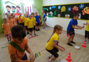 Na zdjęciu widać dzieci na turnieju sportowym.