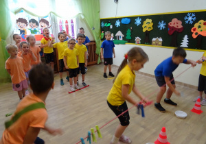 Na zdjęciu widać dzieci na turnieju sportowym.