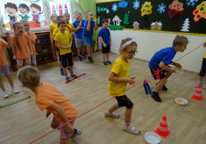 Na zdjęciu widać dzieci na turnieju sportowym.