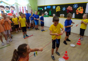 Na zdjęciu widać dzieci na turnieju sportowym.