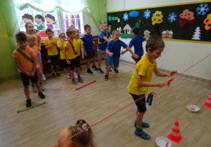 Na zdjęciu widać dzieci na turnieju sportowym.