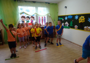 Na zdjęciu widać dzieci na turnieju sportowym.