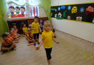 Na zdjęciu widać dzieci na turnieju sportowym.