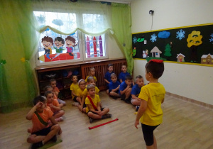 Na zdjęciu widać dzieci na turnieju sportowym.