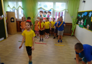 Na zdjęciu widać dzieci na turnieju sportowym.