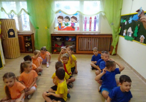 Na zdjęciu widać dzieci na turnieju sportowym.