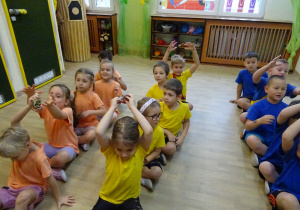 Na zdjęciu widać dzieci na turnieju sportowym.