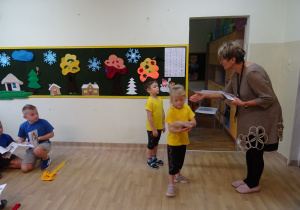 Na zdjęciu widać dzieci na turnieju sportowym.