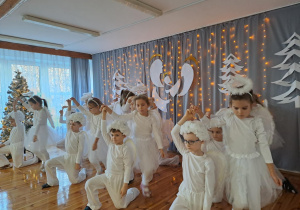 Na zdjęciu widać dzieci występujące na scenie dla rodziców na Jasełkach.