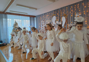 Na zdjęciu widać dzieci występujące na scenie dla rodziców na Jasełkach.