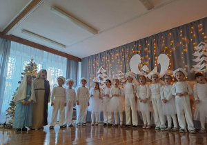 Na zdjęciu widać dzieci występujące na scenie dla rodziców na Jasełkach.