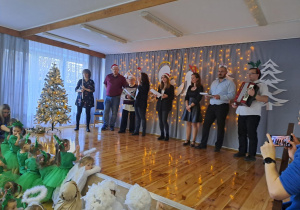 Na zdjęciu widać dzieci występujące na scenie dla rodziców na Jasełkach.