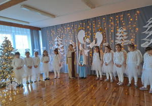 Na zdjęciu widać dzieci występujące na scenie dla rodziców na Jasełkach.