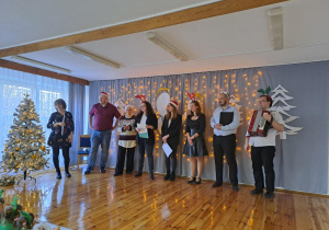 Na zdjęciu widać dzieci występujące na scenie dla rodziców na Jasełkach.