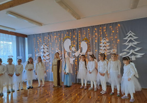 Na zdjęciu widać dzieci występujące na scenie dla rodziców na Jasełkach.