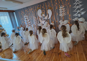 Na zdjęciu widać dzieci występujące na scenie dla rodziców na Jasełkach.