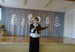 Na zdjęciu widać Panią Dyrektor która przemawia na Jasełkach.