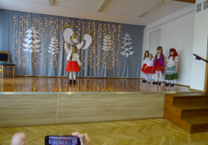 Na zdjęciu widać dzieci występujące na scenie dla rodziców na Jasełkach.