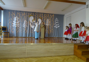 Na zdjęciu widać dzieci występujące na scenie dla rodziców na Jasełkach.