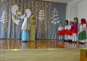 Na zdjęciu widać dzieci występujące na scenie dla rodziców na Jasełkach.