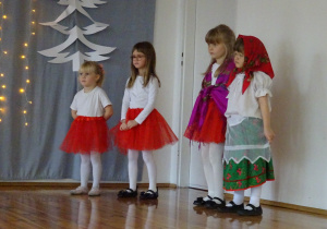 Na zdjęciu widać dzieci występujące na scenie dla rodziców na Jasełkach.