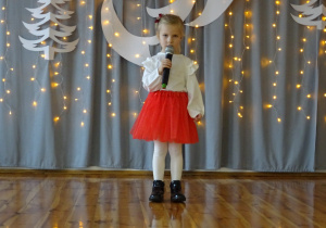 Na zdjęciu widać dzieci występujące na scenie dla rodziców na Jasełkach.