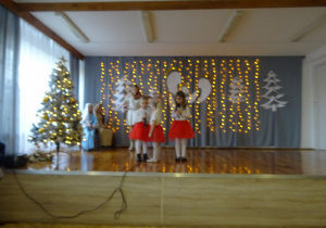 Na zdjęciu widać dzieci występujące na scenie dla rodziców na Jasełkach.