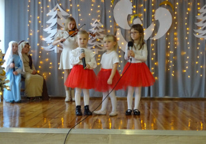 Na zdjęciu widać dzieci występujące na scenie dla rodziców na Jasełkach.