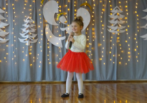 Na zdjęciu widać dzieci występujące na scenie dla rodziców na Jasełkach.