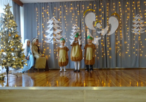 Na zdjęciu widać dzieci występujące na scenie dla rodziców na Jasełkach.